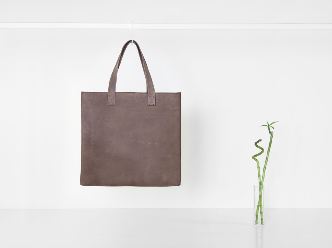 The Minimal XL Leather Bag in Brown