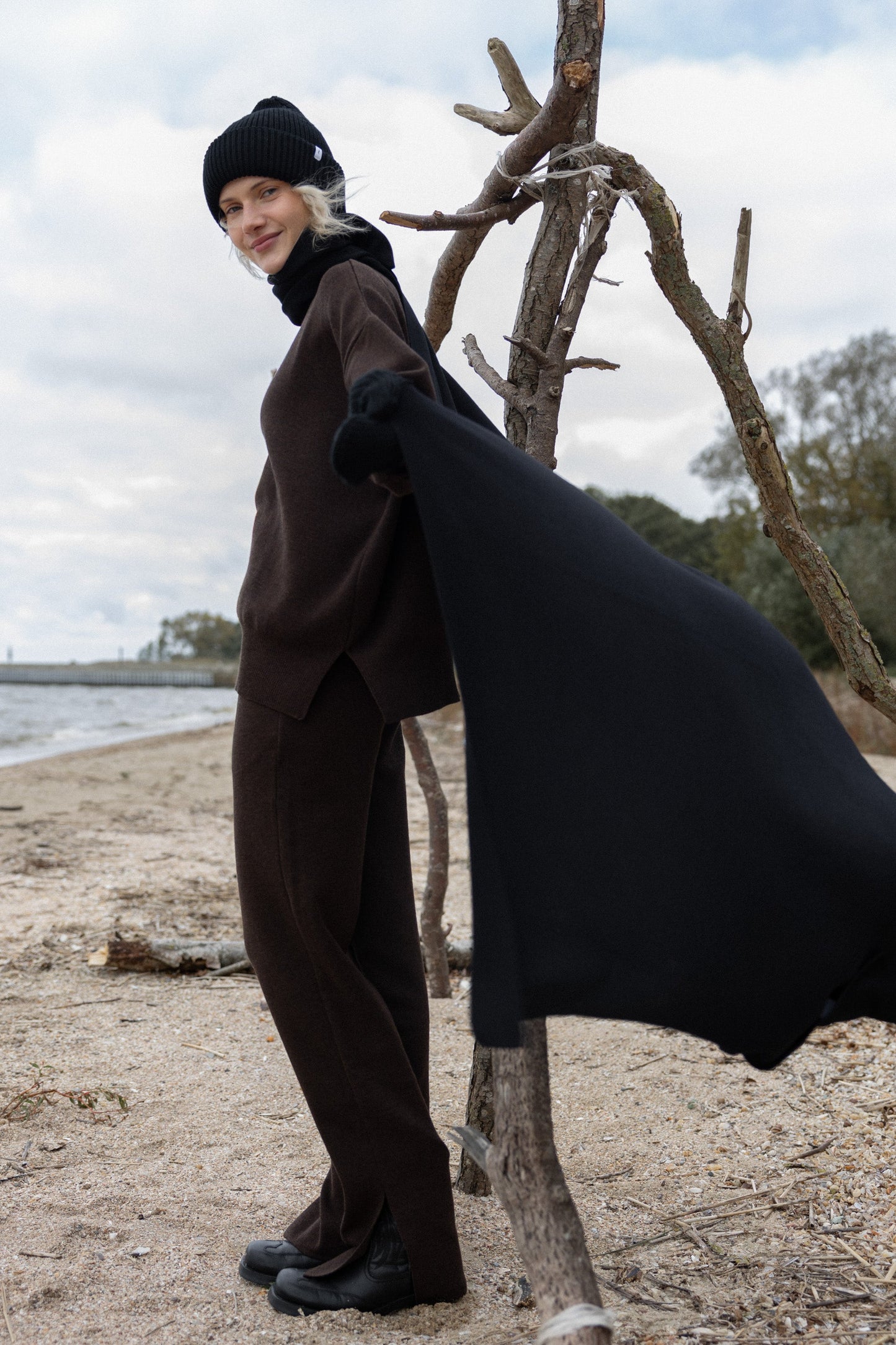 Via Merino Wool Scarf in Black