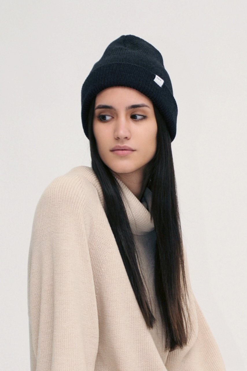 Fine Merino Ribbed Beanie Hat in Black