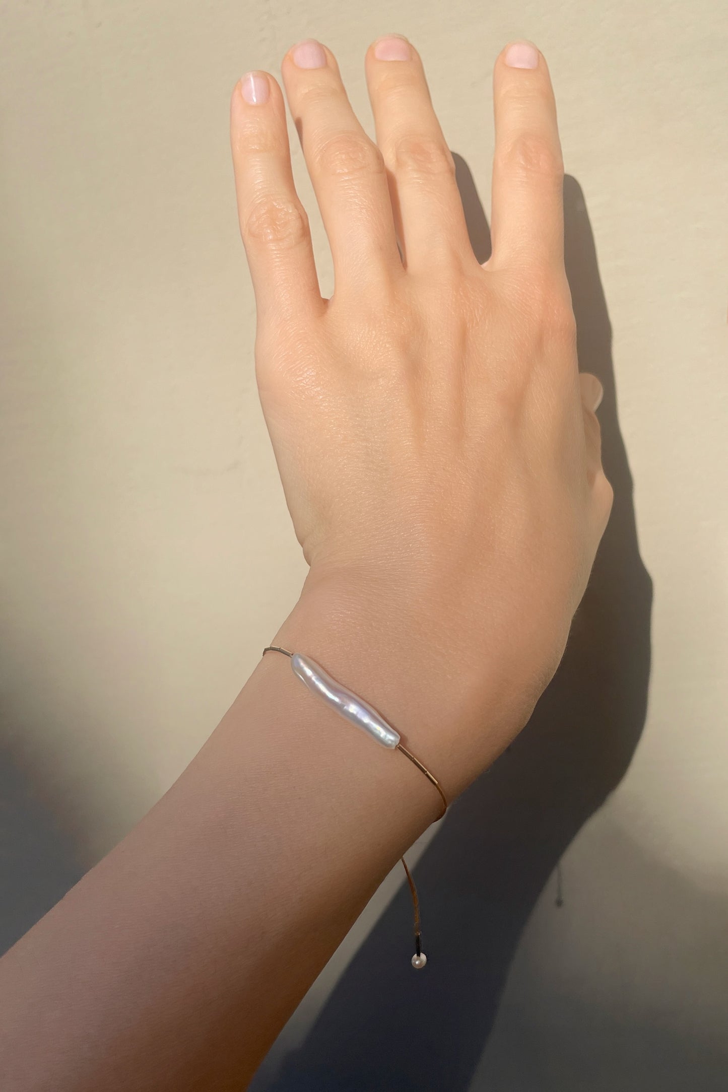 Finger Pearl Bracelet in Natural