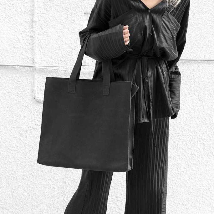 The Minimal XL Leather Bag in Black