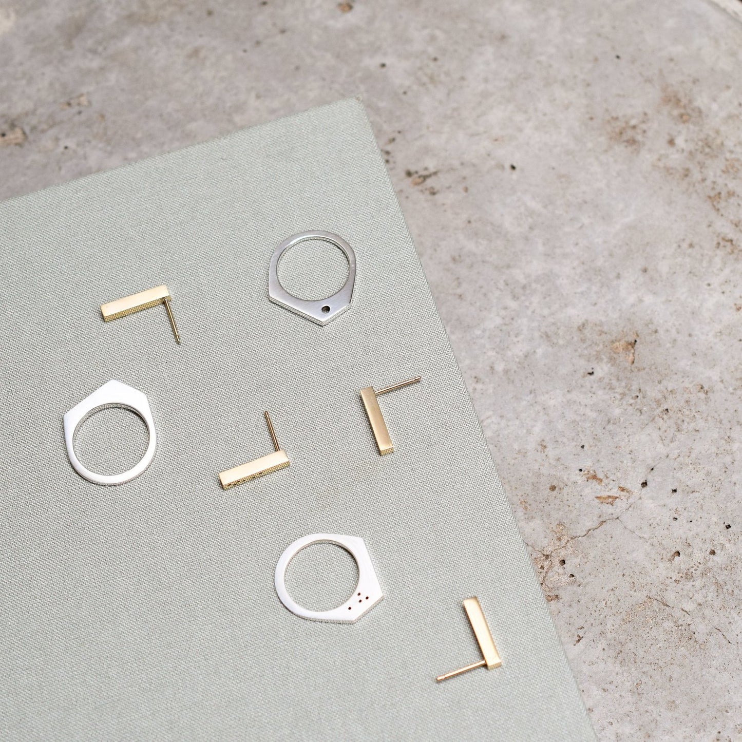 FLORA One Dot Ring