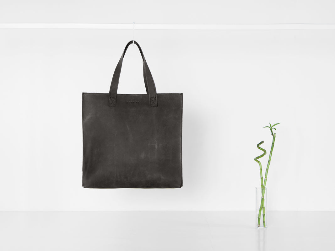 The Minimal XL Leather Bag in Black